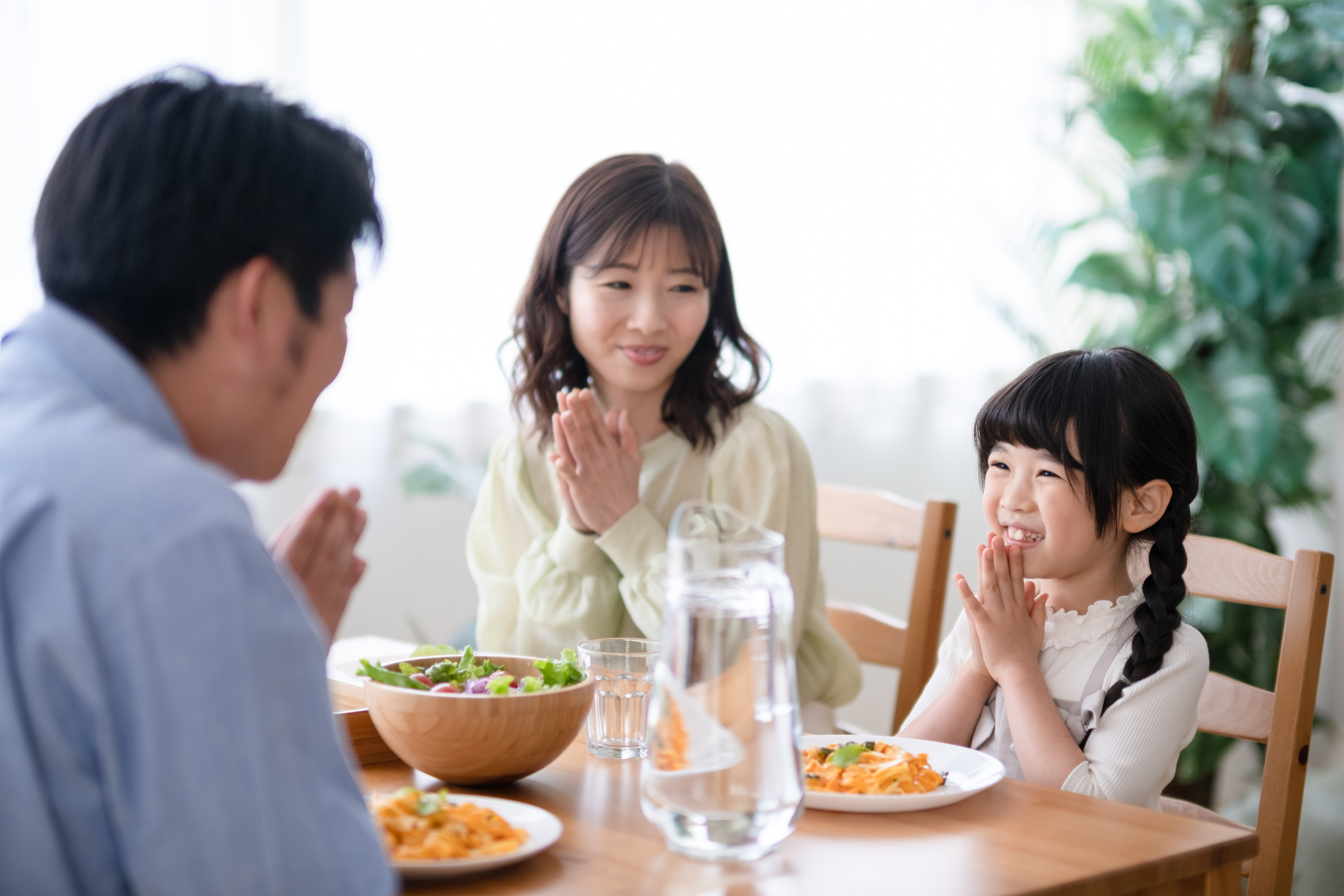 にぎやかな家族の食卓の画像